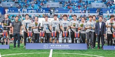 B体育官方网站-机器人中的体育生：机器人如何踢足球|清华大学|清华火神队|运动会|赵明|射门_新浪新闻
