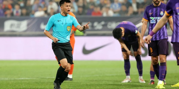 B体育官方网站-杨翼：去年“金哨”李海新执法上海德比，他的风格较为严厉